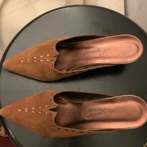 Kitten heals suede brown size 6 Dezario made in USA shoes